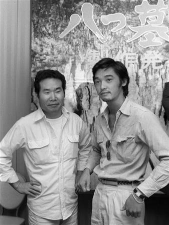 映画「八つ墓村」製作発表で渥美清さん（左）と写真に納まる萩原健一さん＝１９７６年８月